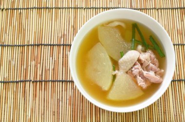 Kaynamış karpuz ve tavuklu et çorbası.