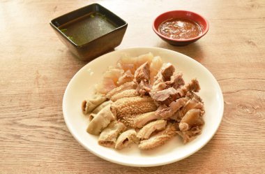 Haşlanmış biftek ve baharatlı ve acı biber soslu org.