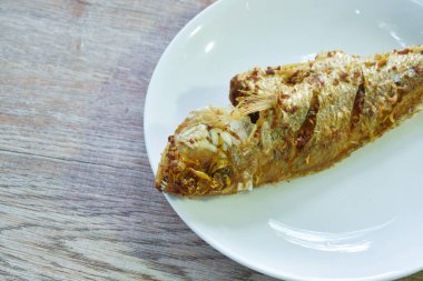 Tabakta kızartılmış tuzlu süslemeli balık.