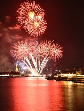new year sayım Tayland Şafak Tapınağı'nda üzerinde havai fişek