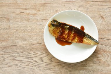 Izgara saba balığı ya da tabakta uskumru siyah soya sosu.