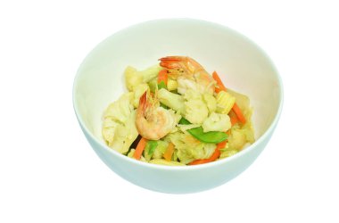 Kızarmış karnabahar ve karidesle karışık sebzeleri karıştırın.