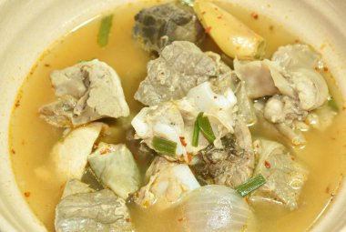 domuz bağırsaklarına kupa ile haşlanmış sıcak ve baharatlı çorba 