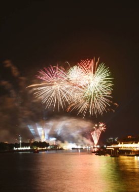 new year sayım Tayland Şafak Tapınağı'nda üzerinde havai fişek