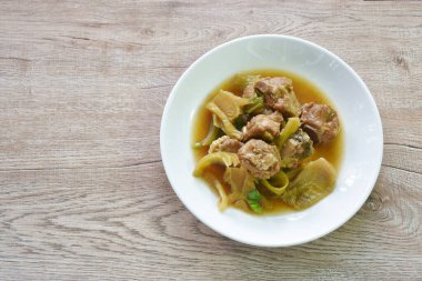 Haşlanmış domuz kemiği ve lahana turşusu.