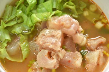 Baharatlı ve ekşi Tom çorbasında haşlanmış biftek tendonu.