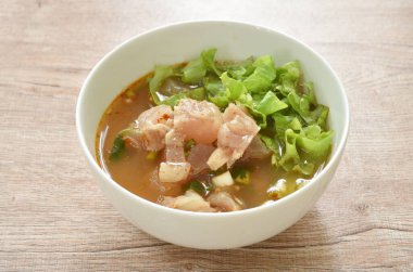 Baharatlı ve ekşi Tom çorbasında haşlanmış biftek tendonu.