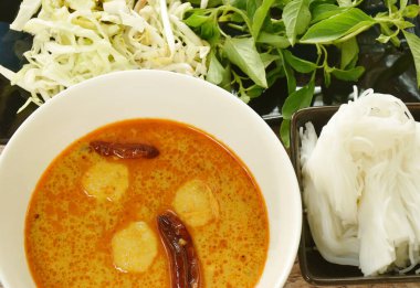 Baharatlı balık soslu erişte ve taze sebze.