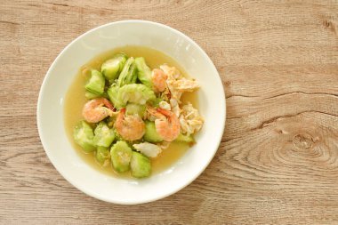 Kızarmış kabağı yumurta ve karidesle karıştır. 