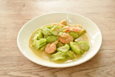 Kızarmış kabağı yumurta ve karidesle karıştır. 