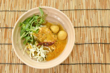 Baharatlı balık soslu erişte ve taze sebze.