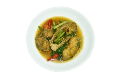 kızartılmış çizgili yılan başlı balık tabağında zencefil ve kereviz var. 