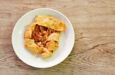 Kızarmış domuz püresi, domates ve soğanlı Tayland yumurtalı omlet. 