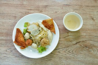 Kaynamış balık ve fasulye filizli karides topu ve turp çorbası.