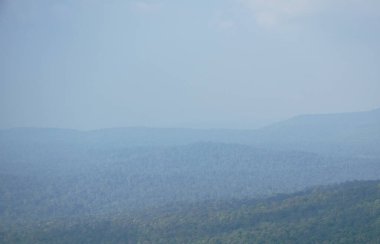  Gün batımında ağaç manzarası Tayland 'da dağda 