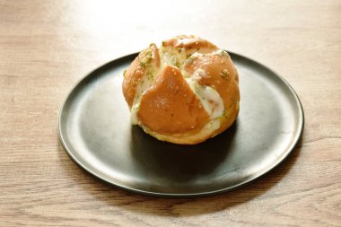 bread bun stuffed garlic cheese sauce arranging on plate