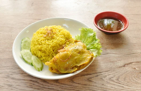 Biryani Rice Cooked Chicken Curry Plate Dipping Spicy Chili Sauce — Stok Foto
