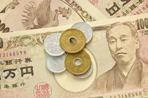 白底日元现钞和硬币 — 图库照片