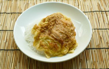 Tabakta sade pirinç soslu kızarmış Tayland yumurtası omleti.