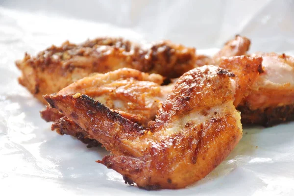 Memanggang Memotong Sayap Ayam Pada Kemasan Kertas Putih Mengambil Makanan — Stok Foto