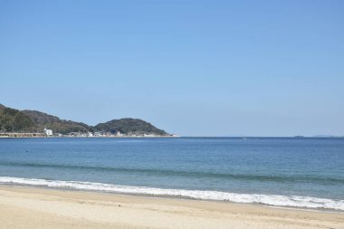 Japonya 'nın Fukuoka sahilinde beyaz sütunlu sevgililer için Rock Meotoiwa plajındaki plaj manzarası 