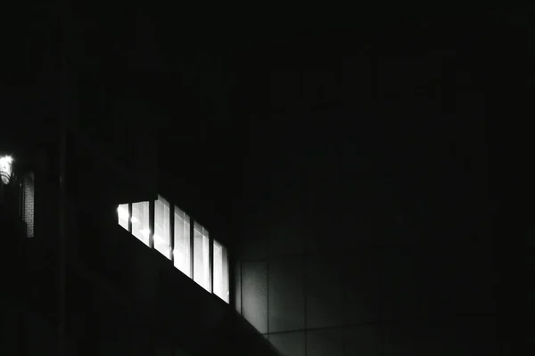 Luz Tamizar Fuera Ventana Del Edificio Ajar Noche — Foto de Stock
