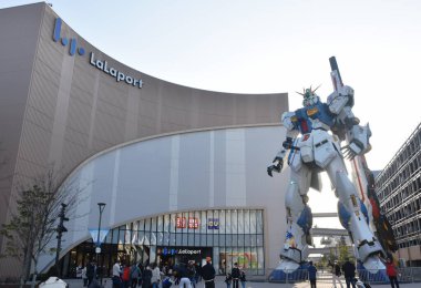 Fukuoka Japonya Mart 2, 2023: Mitsui Alışveriş Parkı Lalaport Fukuoka 'da Nu Gundam modeli görülüyor