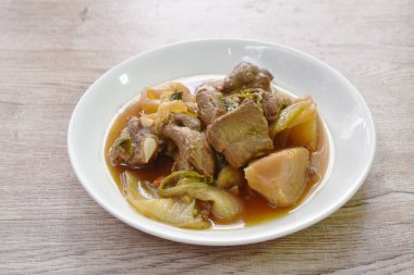 Haşlanmış domuz kemiği ve lahana turşusu.