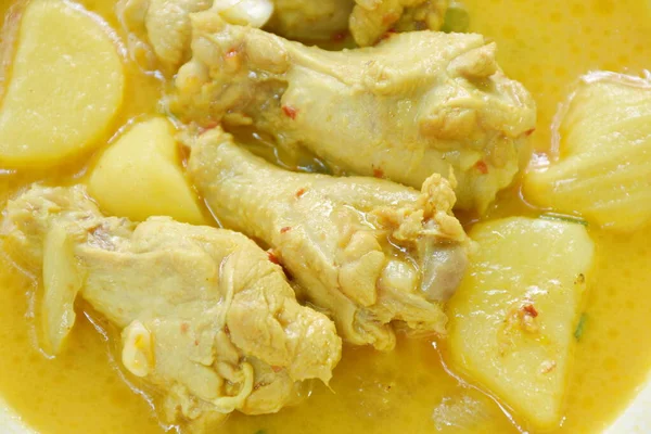 Kurczaka Pałeczki Massaman Curry Plasterkami Ziemniaka Cebuli Talerzu — Zdjęcie stockowe