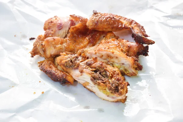 Memanggang Memotong Sayap Ayam Pada Kemasan Kertas Putih Mengambil Makanan — Stok Foto