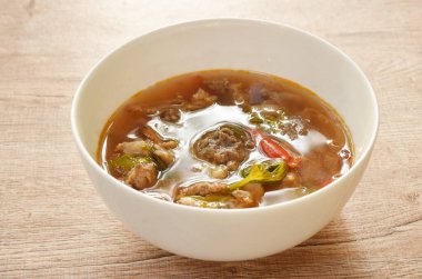 Haşlanmış et, kasede Tom yum çorbası. 