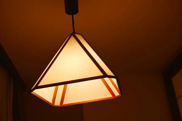 日本的电灯在夜间悬挂在天花板上 — 图库照片