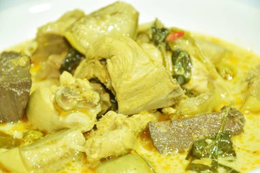 Hindistan cevizli, yeşil köri çorbası ve patlıcanlı haşlanmış tavuk.