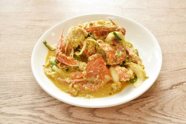 Sarı körili yengeç ve tabakta yumurta karıştırın.