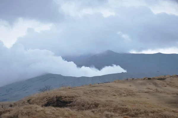 草千里の草原と活火山のある山 — ストック写真