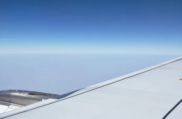 Skrzydło Samolotu Chmura Pływające Niebie Przez Ramę Okna — Zdjęcie stockowe