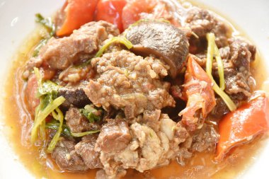 Kaynamış biftek ve acı biber yahnisi.