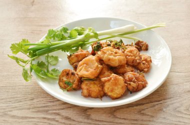 Çıtır çıtır soya peynirli un sarımsak ve biberli taze soğanlı çift maydanozlu tabak.