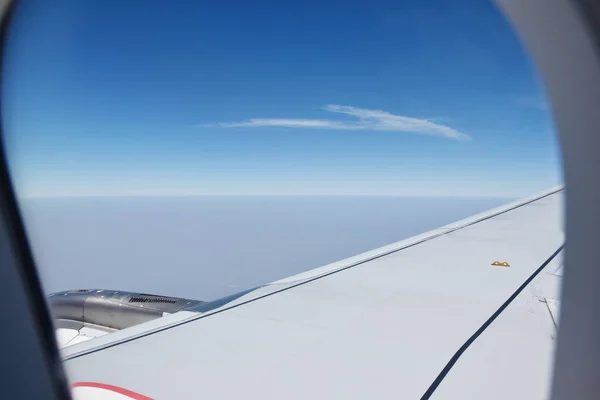 Flugzeugflügel Und Wolke Schweben Himmel Durch Fensterrahmen — Stockfoto