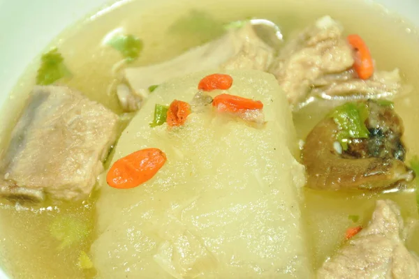 豚骨とキノコのスープをボウルに入れて煮込んだ冬瓜 — ストック写真