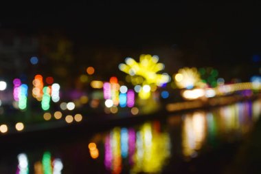 Nehir arkaplanı ve dokusu üzerindeki bina ve köprünün bulanık ışığı