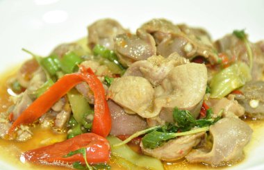 Baharatlı kızarmış tavuk, çift ciğer, fasulye ve tabakta kırmızı biber. 