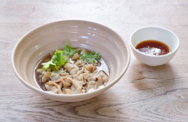 Kahverengi soya çorbasında haşlanmış ördek bağırsağı baharatlı sos.