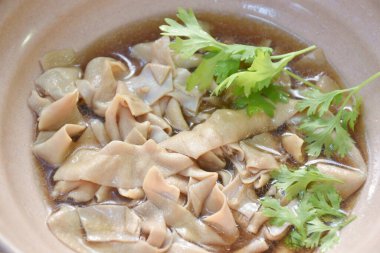 Kahverengi soya çorbasında haşlanmış ördek bağırsağı baharatlı sos.