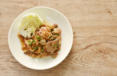 Tayland baharatlı domuz pirzolası ve taze sebzeli deri salatası.