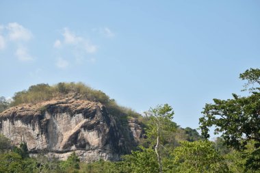 Gün ışığında dağların manzarası