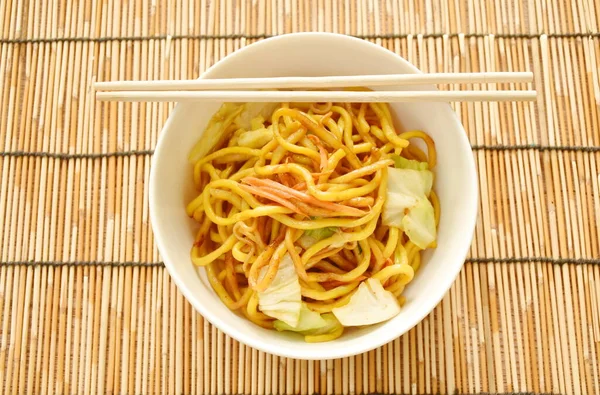 Τηγανητά Γιακισόμπα Ιαπωνικά Noodles Και Λάχανο Καρότο Στο Μπολ — Φωτογραφία Αρχείου