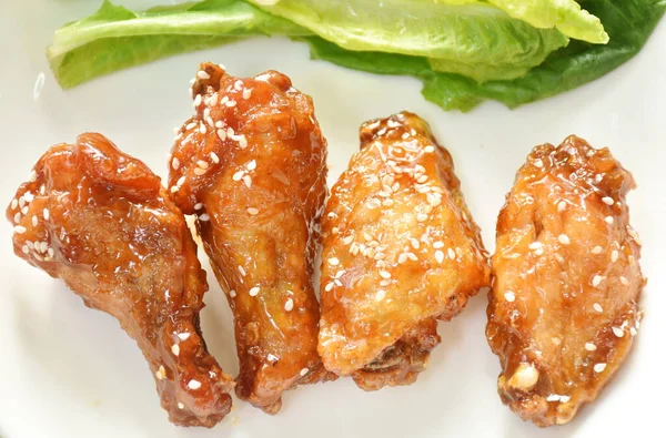 Τραγανό Τηγανητό Κοτόπουλο Ντραμ Στικ Και Σάλτσα Φτερών Πικάντικη Κορεάτικη — Φωτογραφία Αρχείου