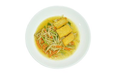 Kızarmış fasulye filizi ve tabakta sarı tofu vejetaryen yemeği.