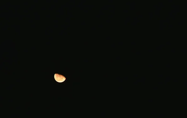 Halbgelber Mond Der Himmel Vor Nächtlichem Hintergrund Schwebt — Stockfoto